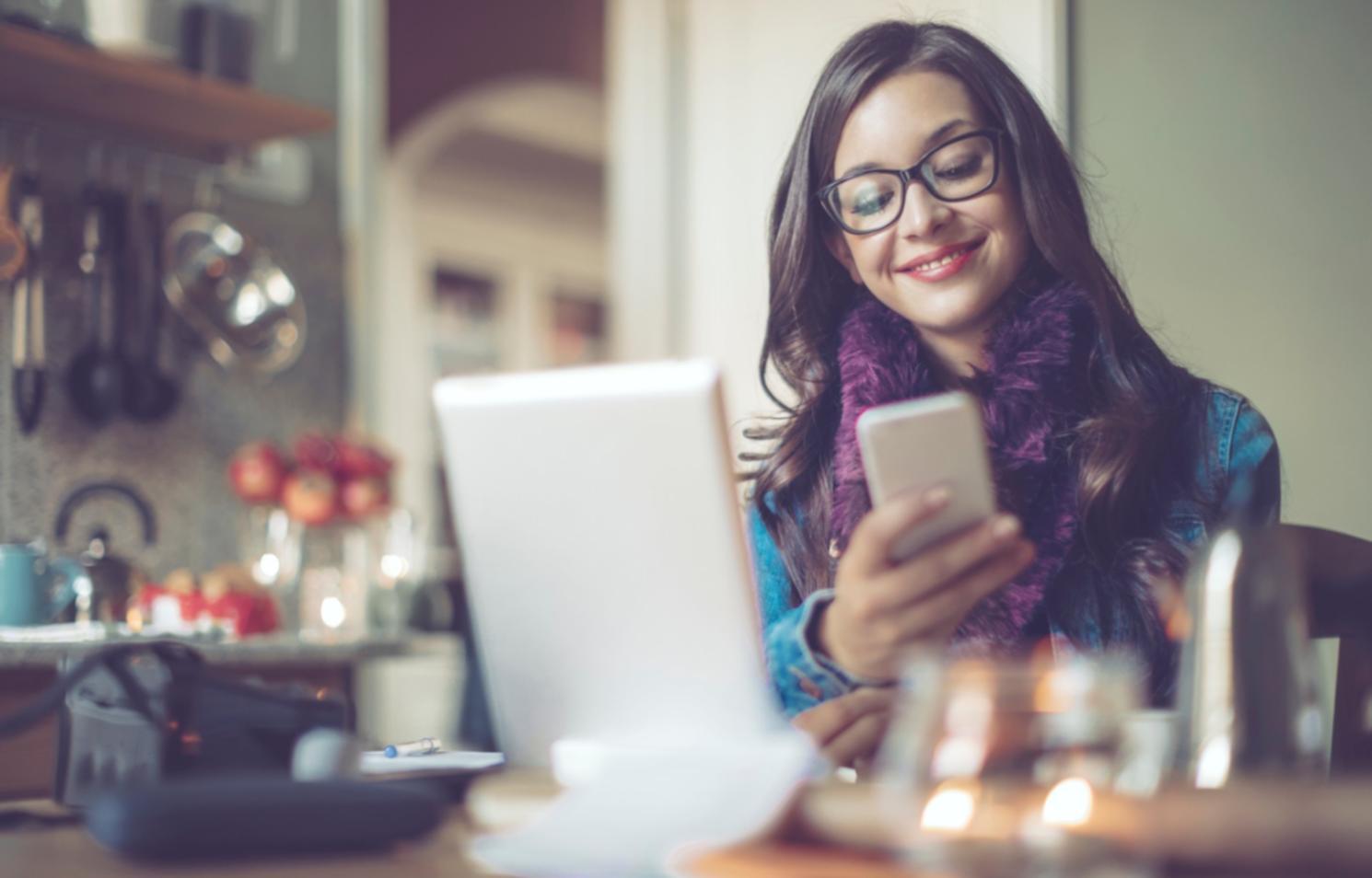 Étudiant suivant un cours de rédaction SEO sur ordinateur