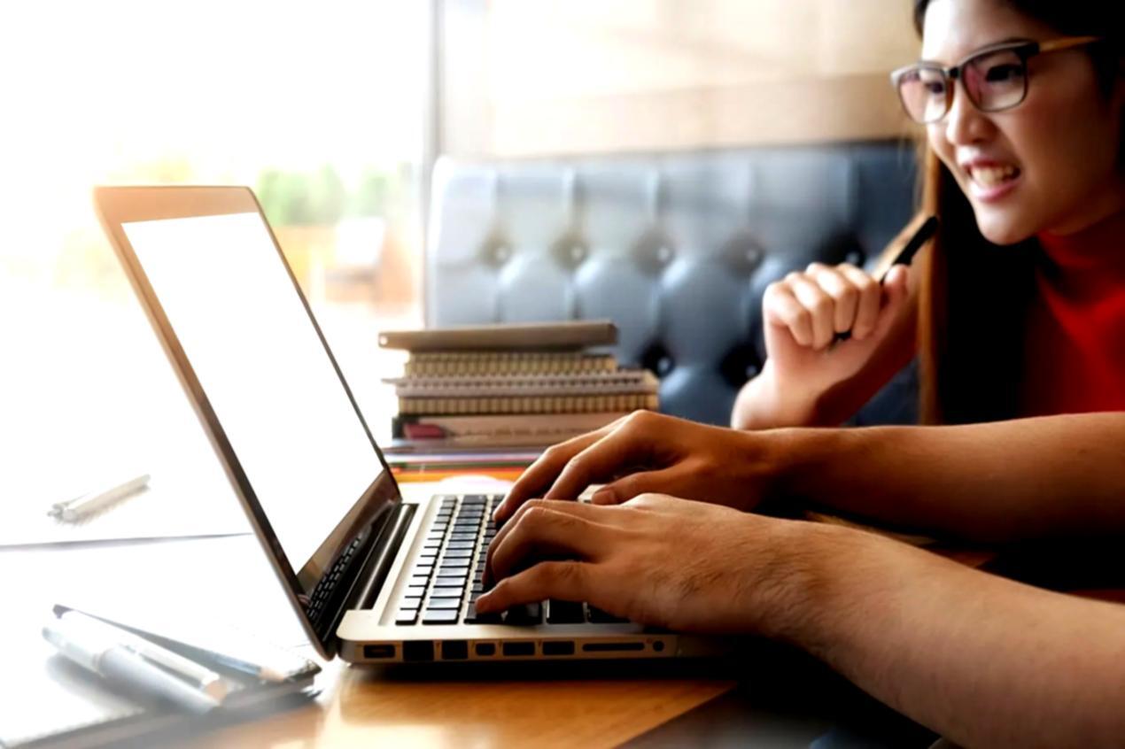 Espace de travail configuré pour une session d'apprentissage en ligne